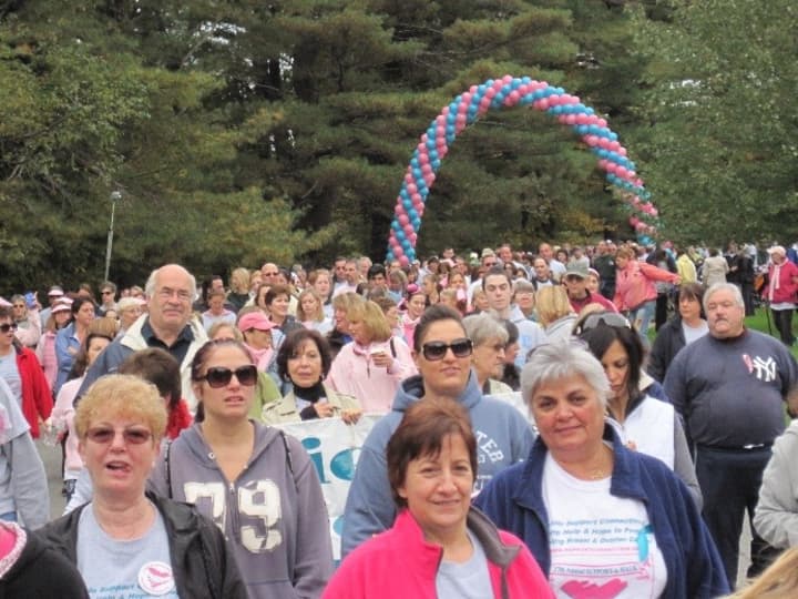 orktown resident and breast cancer survivor Jane Gentile (front center) and her family at Support Connections 2013 Celebrate Life Day.