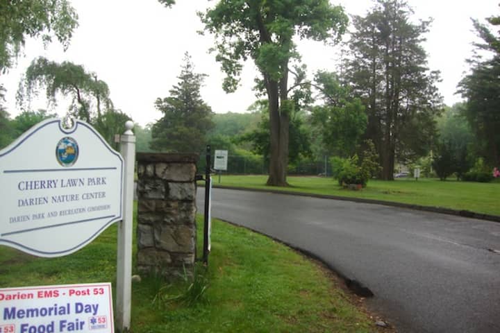 Darien police say a purse robbery happened while a family enjoyed Cherry Lawn Park.