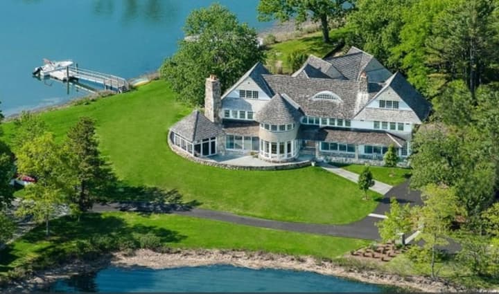 Douglas Elliman Real Estate recently closes its first sale in Connecticut, a $9 million estate in Old Greenwich. 