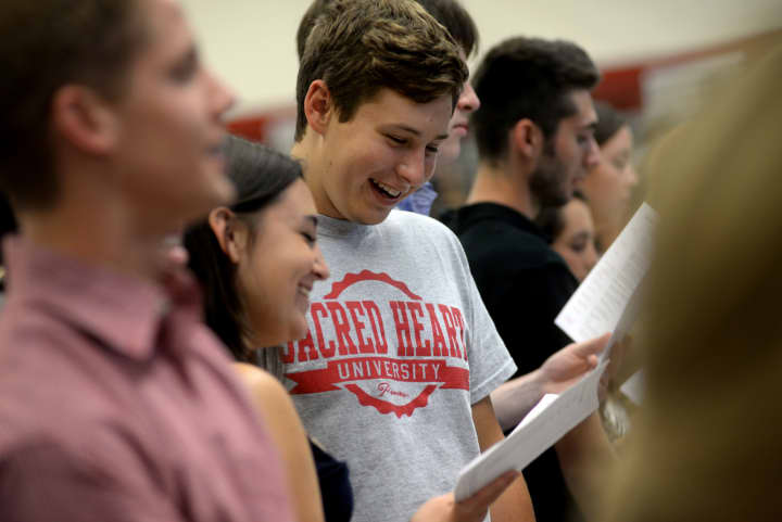 New students take the induction oath during New-Student Convocation at Sacred Heart Univesrity.