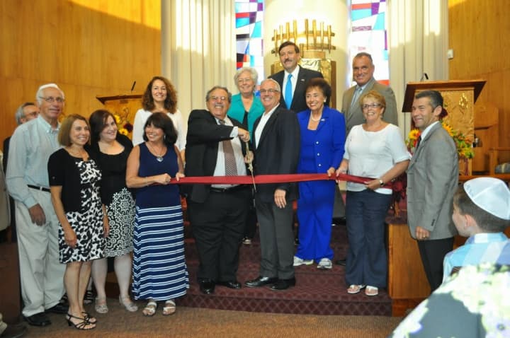 Community officials and members of the First Hebrew Congregation gather to celebrate the congregation&#x27;s opening. 