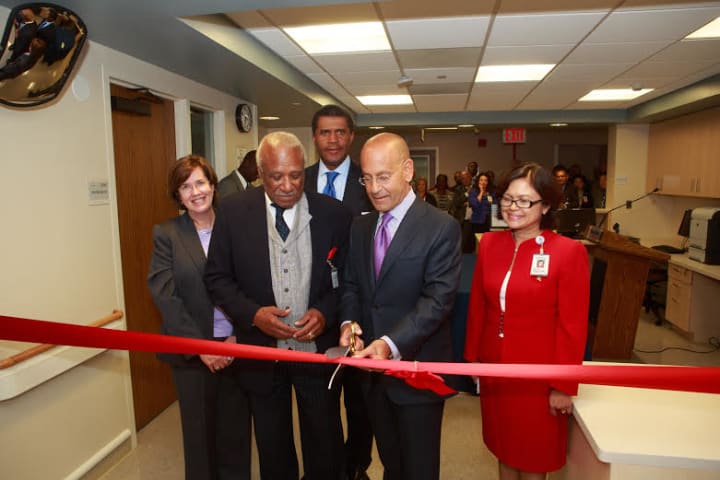 Leaders of Montefiore Health System and Mayor of Mount Vernon Ernest Davis cut the ribbon for the new Med-Surg unit. 