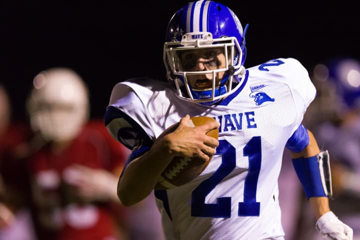 Darien&#x27;s Shelby Grant ran for two touchdowns to help the Blue Wave beat Greenwich on Friday.