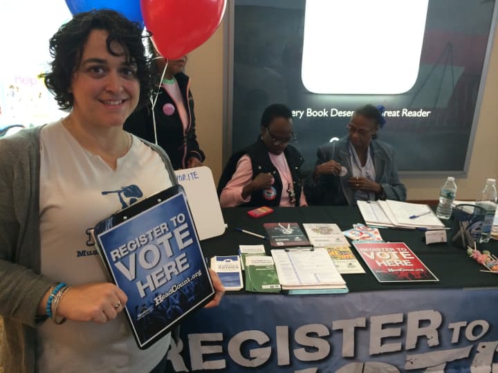 Tania Saiz helps HeadCount and the White Plains League of Women Voters register people to vote Tuesday. 