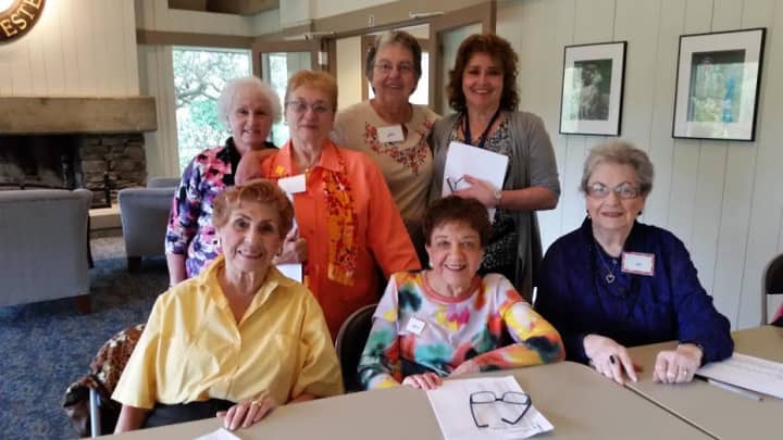 The Heritage Hills Wellness Committee. Seated are volunteers from the left: Claire Koh, Lynne Cohen, Rita Gottfried
Standing are Health and Safety Committee members from the left: Leslie Guttman, Chair, Flo Brodley, Ellie Eidam, Donna Prywes.
