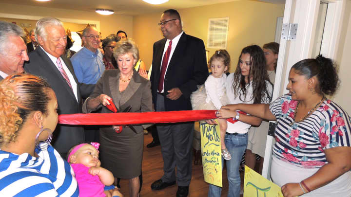 Linda McMahon cuts the ribbon at Liberation Programs Inc.&#x27;s new facility, The Linda &amp; Vince McMahon Center for Women and Children in Norwalk.