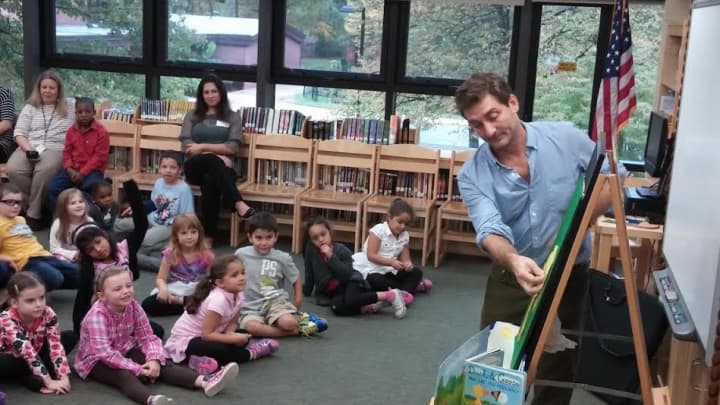 Author Tad Hills visited the Pocantico Hills School library to share stories and paint illustrations. 