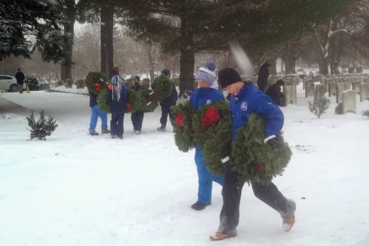 Volunteers brave the snow to lay wreaths on veterans&#x27; graves at the Wreaths Across America ceremony in Darien.