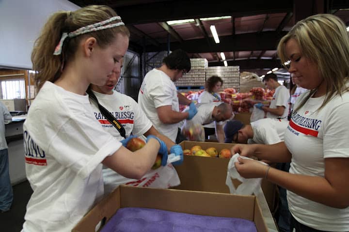 Ford Motor Company and the Hispanic Federation will distribute food to local organizations. 