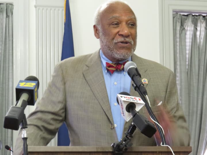 Mount Vernon Mayor Ernest Davis will present his final report to the city council Dec. 29.