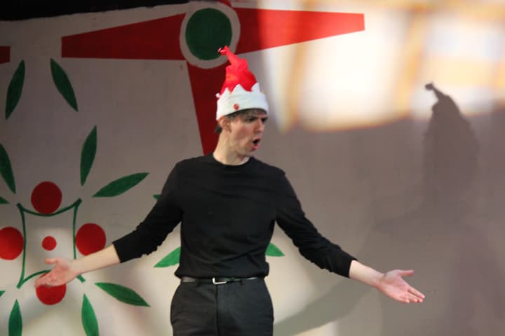 Jason Summers plays all 20 characters in Westchester&#x27;s Sandbox Theatre&#x27;s holiday production.