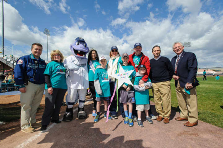 Ken Shephard (former General Manager of Bridgeport Bluefish), Katie Banzhaf of STAR, BB Bluefish, Miss Teen CT Usa Syndey West, the Oconnor family of Darien (Chairpersons of the Walk), State Senator Bob Duff and Norwalk Mayor Harry Rilling