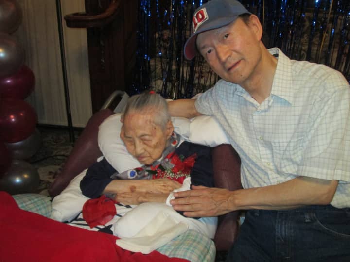 George Feng with his 113-year-old mother, Kuo-Ying.