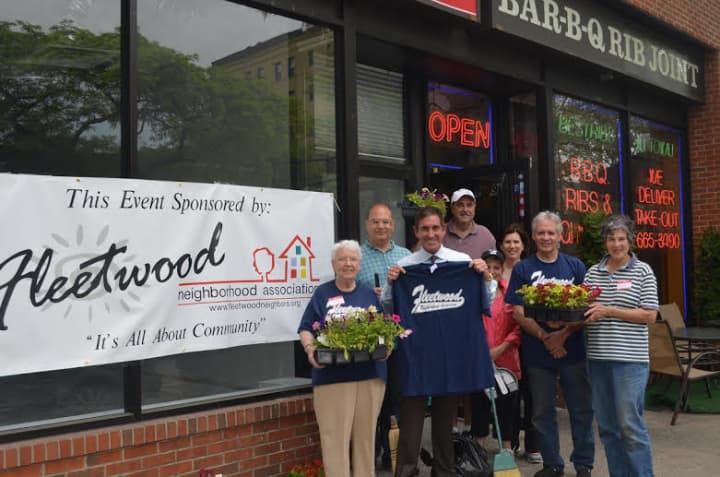 From left, Pat Monahan, Fleetwood Neighborhood Association board member; state Sen. Jeff Klein (D-Bronx/Westchester); Mike Justino, FNA president; Eileen Justino, FNA member; John Provetto, graffiti removal volunteer; and other volunteers.