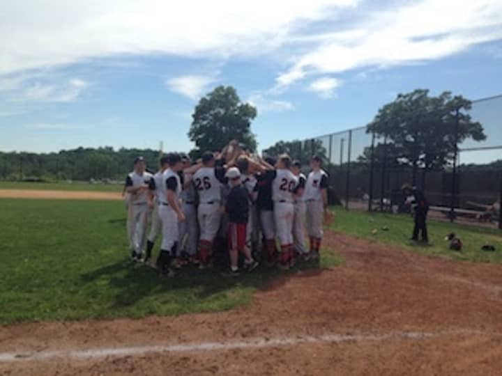 The Mamaroneck varsity baseball team celebrates its 5-0 win on Saturday in the State regional final over Horseheads.