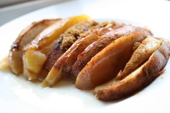Baked apples are one of the treats that dieters can enjoy in the Can&#x27;t Lose Diet program.