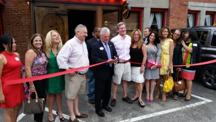 Bogey&#x27;s Grille &amp; Tap Room holds a ribbon cutting to celebrate its new Norwalk location.