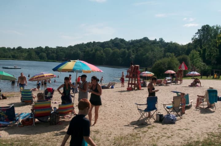 There was no shortage of folks at Lake Lincolndale on Sunday seeking relief from the &quot;reel feel&quot; temperature index of around 100 degrees.