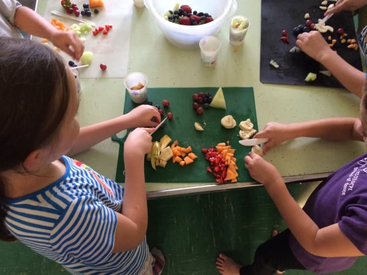 Northern Westchester Hospital is having fun at camp this summer. Here, staff show Muscoot Farm campers how to eat the rainbow and then prepare Eatthe-Rainbow Yogurt Parfaits. NWH will be at Muscoot every Wednesday.