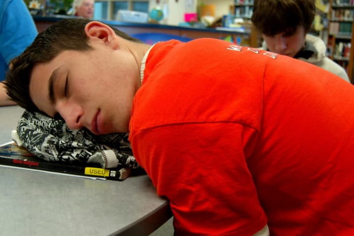 A study shows that early school start times for middle and high school students in the U.S. is causing them to lose sleep.