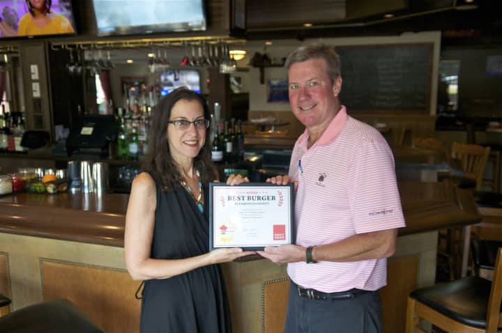 Daily Voice Features Editor Jeanne Muchnick presents first-place certificate to Bogey&#x27;s Owner Jim Stablein.