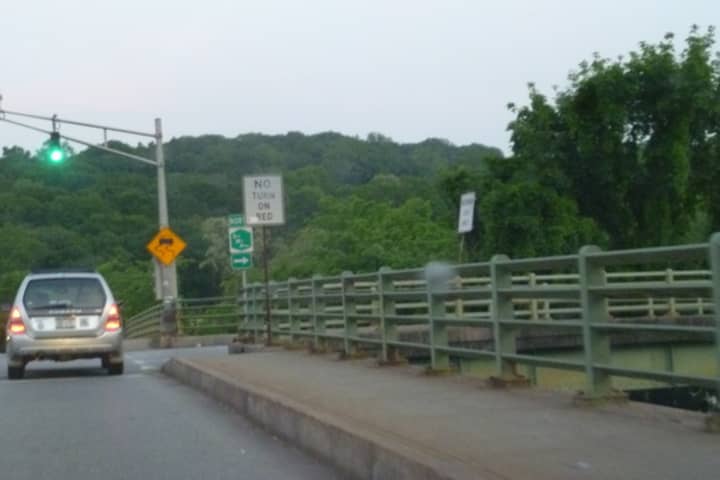The Ashford Avenue Bridge just west of Route 9A will be limited to one lane for traffic to and from Ardsley and Dobbs Ferry along Ashford Avenue.
