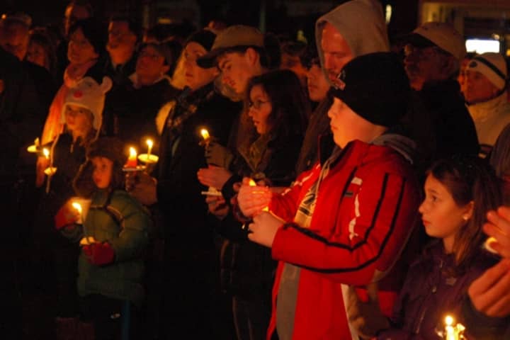 A candlelight vigil is held on Fairfield&#x27;s Sherman Green on Monday in the memory of the 26 victims of last week&#x27;s shooting in a Newtown school.
