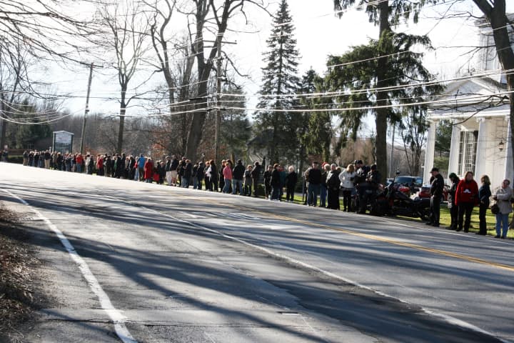 Crowds line Somers&#x27; Route 100 on Thursday morning to pay respects to Newtown shooting victim Anne Marie Murphy.