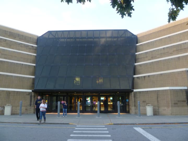 A Hot Topic store will be opening in the Jefferson Valley Mall this November.