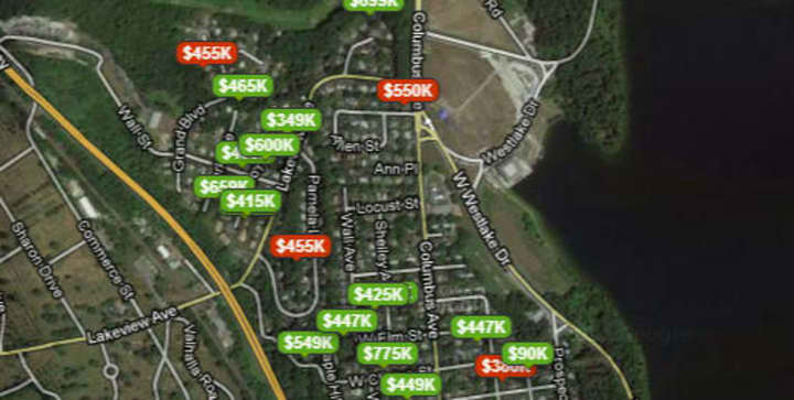 This map shows the homes on the market in Valhalla, represented by the green prices, and the ones that recently sold, represented by the red prices.