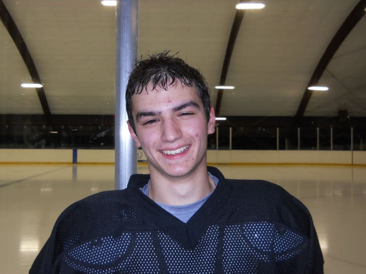 Robert Morris scored the decisive goal in Mamaroneck&#x27;s 3-2 win over Scarsdale in a Secion 1 hockey game Monday.