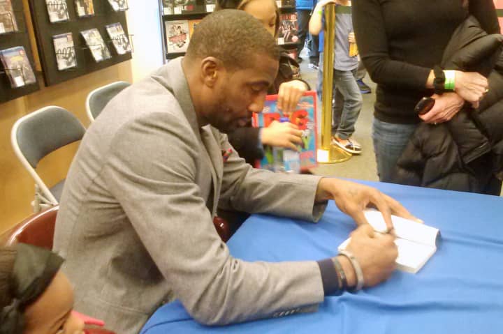 New York Knicks star Amar&#x27;e Stoudemire signs his book, &quot;STAT,&quot; at Barnes &amp; Noble in White Plains on Saturday afternoon.