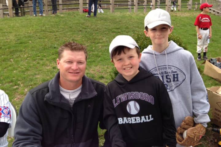 Former Yankee Shane Spencer posed with Lewisboro baseball players Logan Aceste and Jack O&#x27;Reilly.
