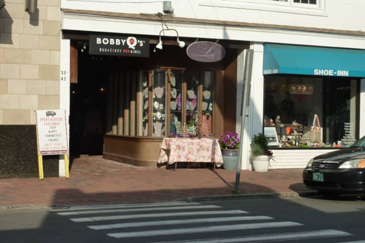 Bobby Q&#x27;s on Main Street in Westport will soon open a pop-up cafe outside the restaurant, following approval from the Board of Selectmen.