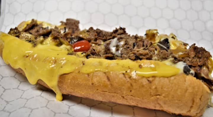 Chiddy’s Cheesesteaks, known for its “perfect-sized” authentic Philly-style cheesesteak sandwiches, has opened a new location in Commack.