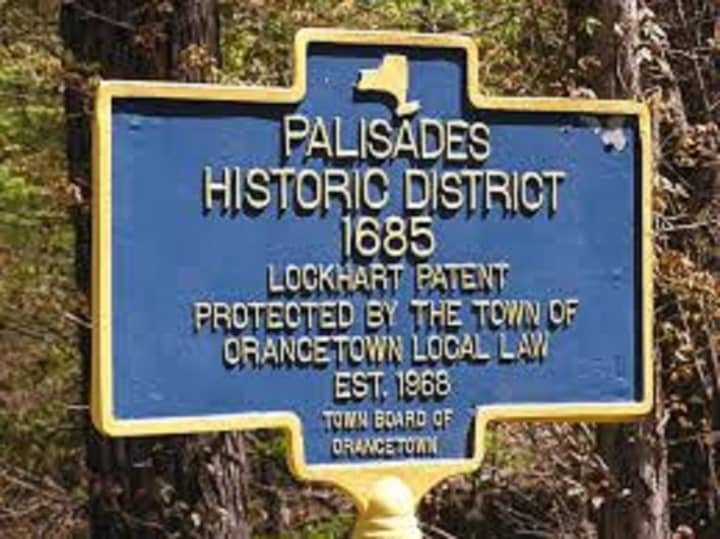 Residents oppose construction of a large house in the Palisades Historic District.