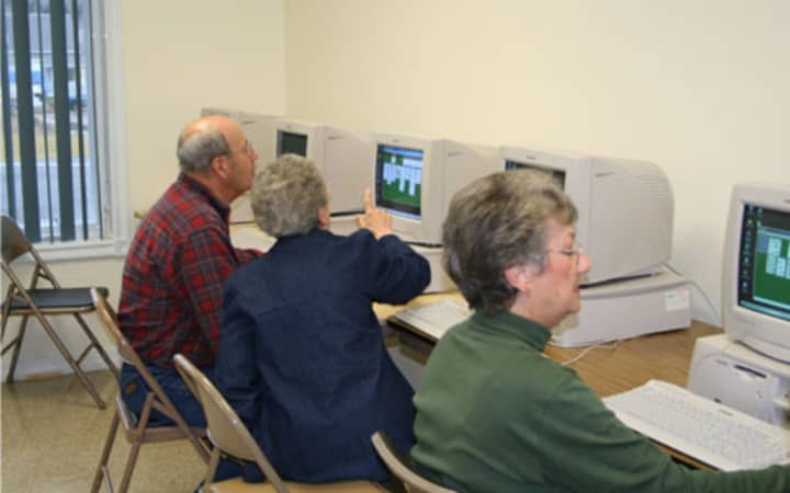 Senior citizens in Mount Vernon can learn computer skills.