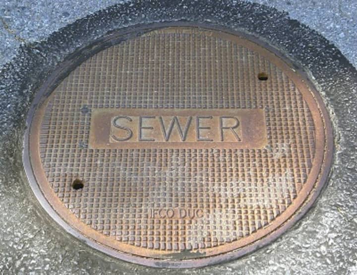 A contractor working a 1 Manursing Way in Rye Sunday accidentally broke a sewer main, causing a minor spill into the Long Island Sound, the state Department of Environmental Conservation says.