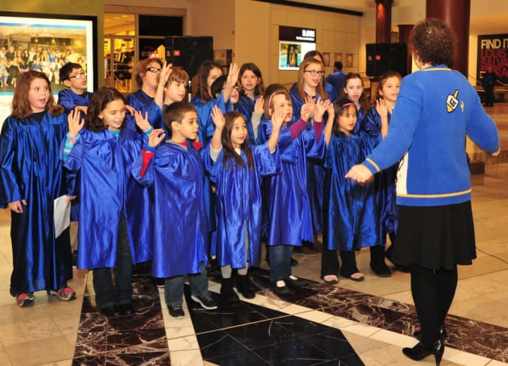Cantor Ellen Tilem leading the Temple Emeth Junior Choir.