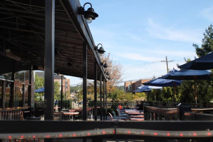 Palisades Park officials agreed this week to allow restaurants to have outdoor dining.
