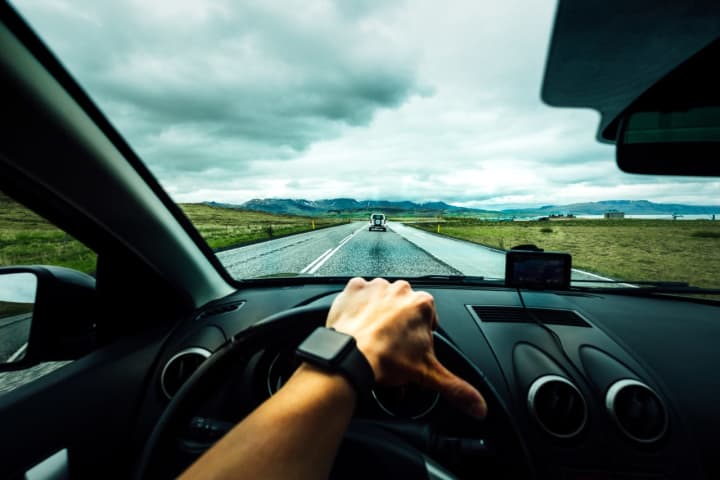 When it comes to keeping your cool behind the wheel, New Yorkers appear to be among the coolest, according to a new survey from Forbes Advisor.