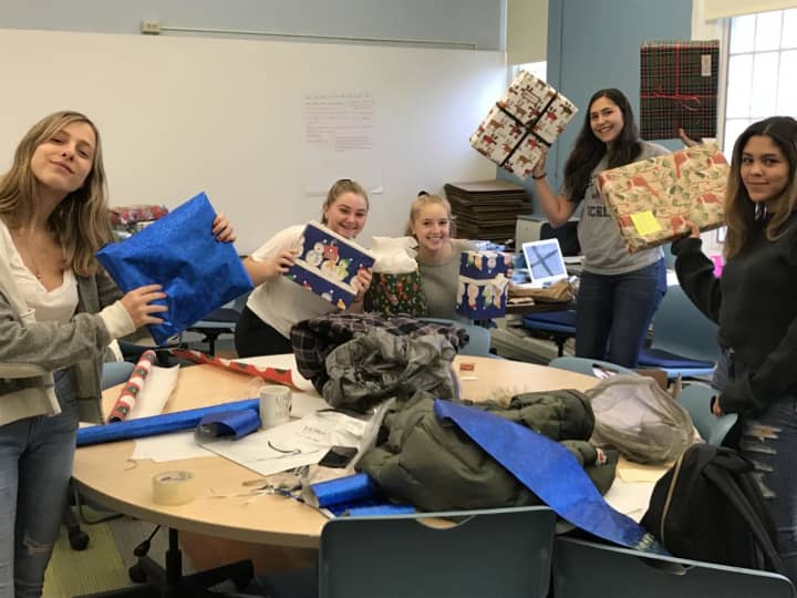 left) Bronxville High School students Chloe Slater, Amelia Srebnik,
Pippa Fraser, Anabel Maldonando, and Isabelle Phillips wrap the gifts they collected for veterans at the New York State Veterans’ Home at Montrose.