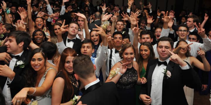 NRHS students have fun at the prom