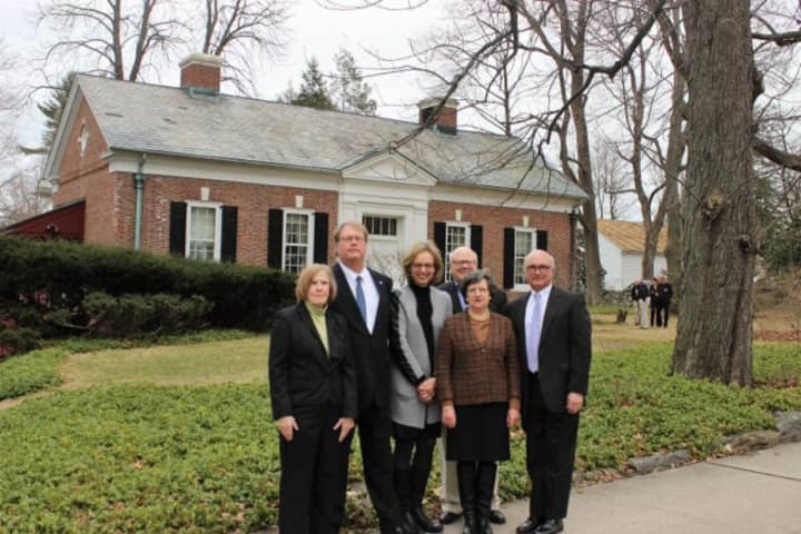 Left to right: Patricia Mead (seller), Chuck Woerner (Fairfield County Bank), Hildi Grob (KTM Executive Director), Helen Post-Curry (great-granddaughter of Cass Gilbert), Joel Third (KTM President) and Rudy Marconi (First Selectman and neighbor).