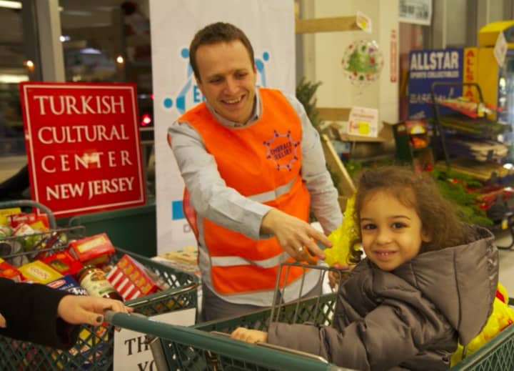 Yavuz Aydin, the director of the Turkish Cultural Center in Palisades Park, volunteers at a food collection event. 