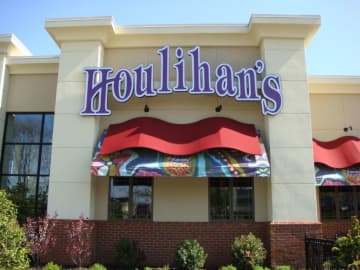 Houlihan's in Paramus will host a fundraiser for Bergenfield 5th graders.
