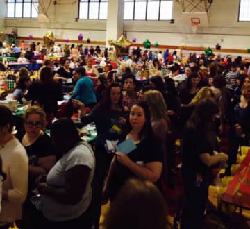 People flock to a previous Wanaque School fundraiser.