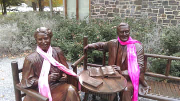 The Franklin D. Roosevelt Library and Museum in Hyde Park, N.Y, is announcing its holiday hours ... and it looks like the first couple are ready for the winter, too. The bronze statues of Eleanor and Franklin there are festooned with cozy scarves.
