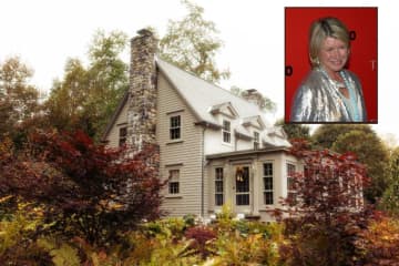 <p>Two quick and lucky people will be able to rent Martha Stewart's guesthouse the weekend before Thanksgiving, thanks to a new experience hosted by Booking.com.&nbsp;</p>