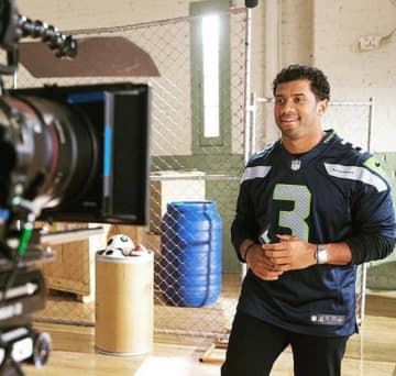 The Seattle Seahawks' Russell Wilson will host the 2016 Kids' Choice Awards.